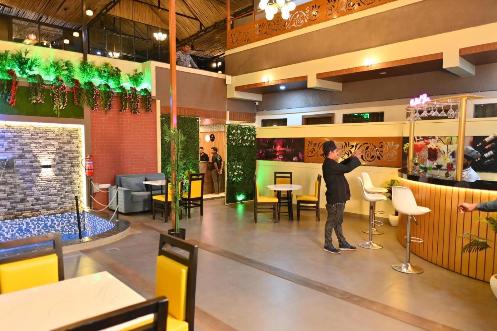 The Apple Tree Hotel Indore Exterior foto